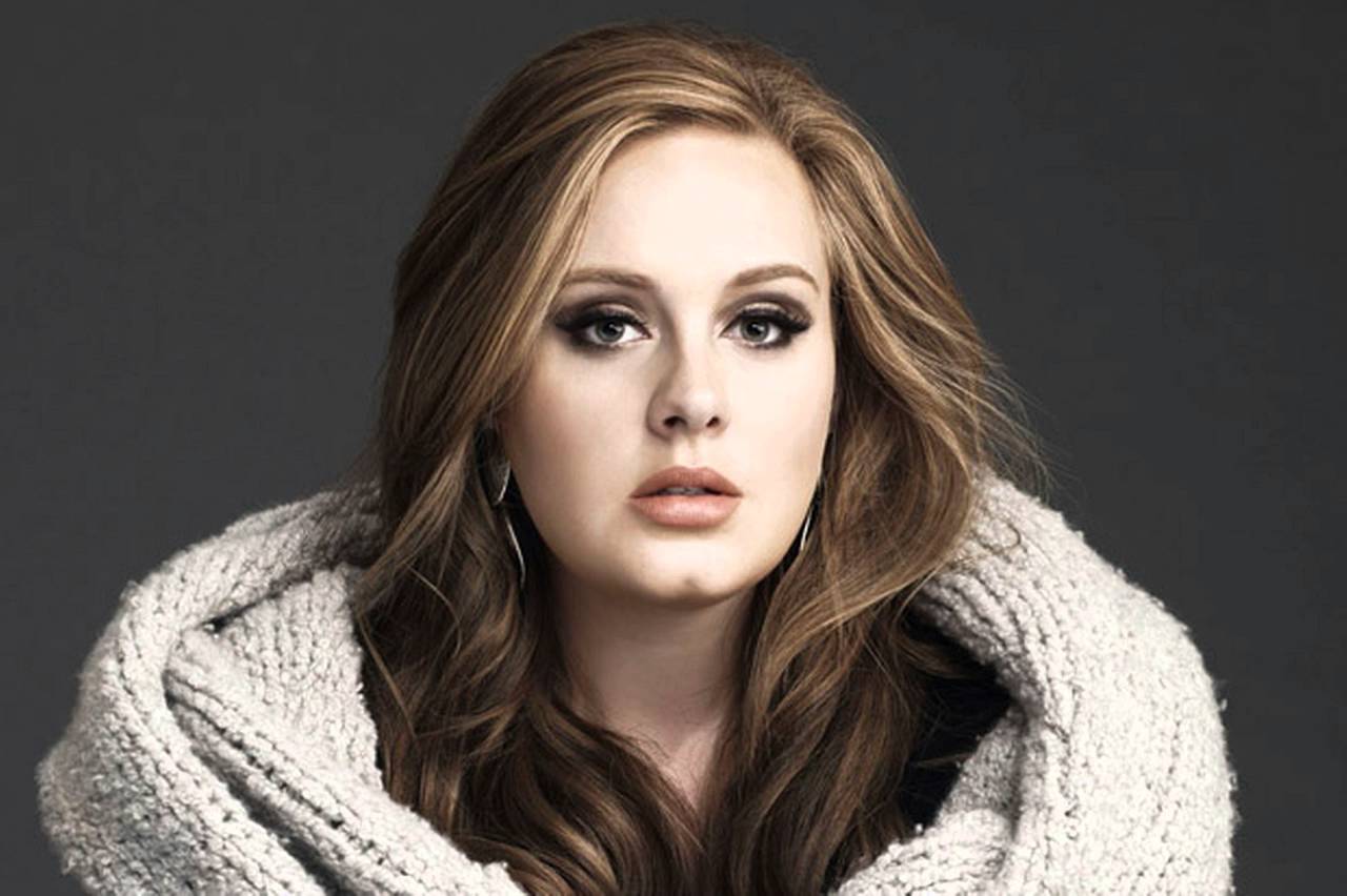 Adele tiene afectadas sus cuerdas vocales