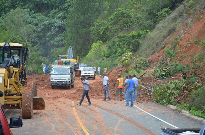 Reparan los derrumbes en carretera de Casabito Constanza