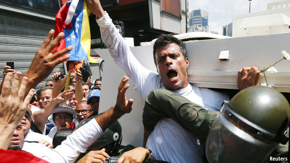 Leopoldo López sale de la prisión; es puesto en arresto domiciliario