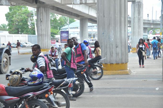 Haitianos mantienen sus posiciones en intersecciones de la Capital