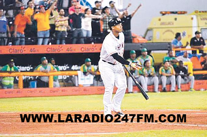 Los Gigantes triunfan y empatan en primer lugar Blanquean 4-0 a las Estrellas contando con el brazo de Johnson y el bate de Sierra