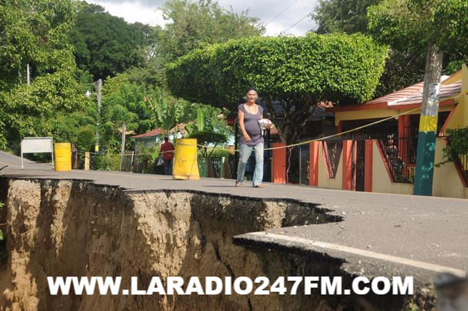 Lluvias afectan comunidades  Desplomes