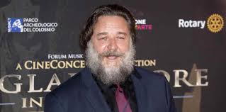 Russell Crowe, irreconocible, sorprende al asistir a evento