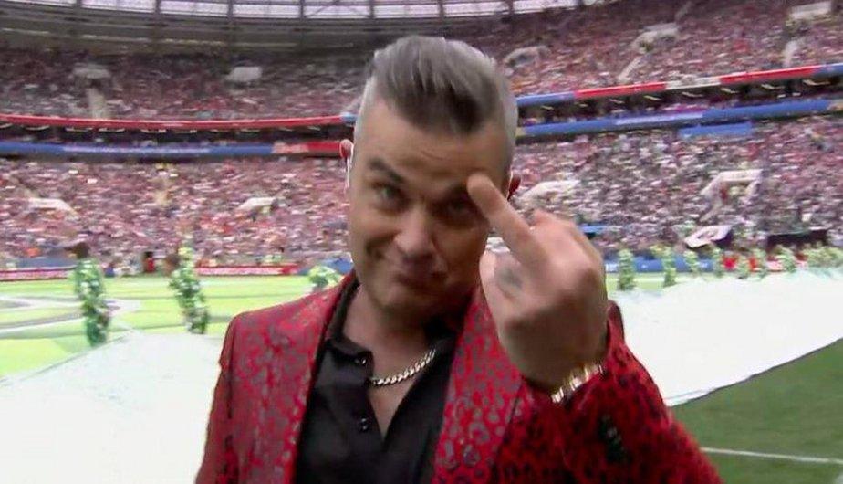 Robbie Williams le saca el "dedo malo" a billones