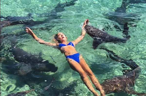 Una modelo de Instagram fue atacada por un tiburón cuando intentaba sacar la foto perfecta