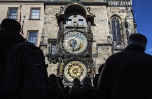 El reloj astronómico de Praga vuelve a sonar tras nueve meses de restauración