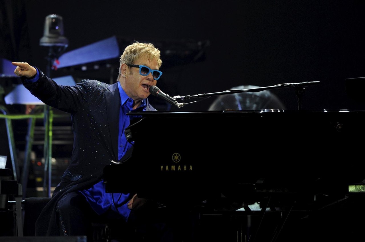 Elton John cuenta cómo la Navidad y un piano cambiaron su vida