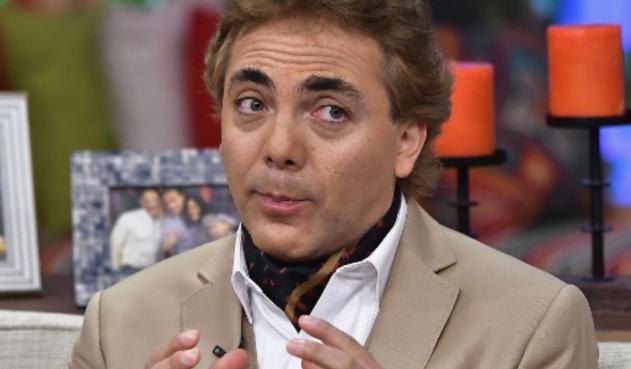 Cristian Castro admite que le gusta tomar leche en un biberón