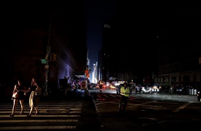 APAGÓN Nueva York La compañía eléctrica dice que cable defectuoso lo causó