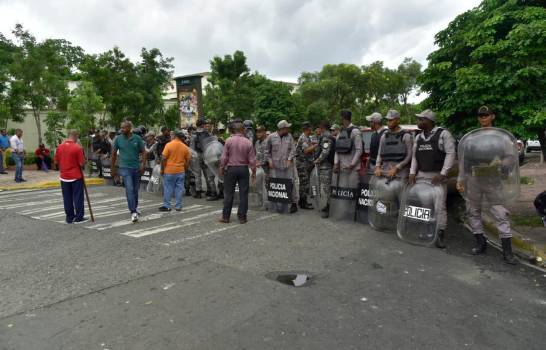 Tres heridos durante protesta entre empleados de la UASD y policías