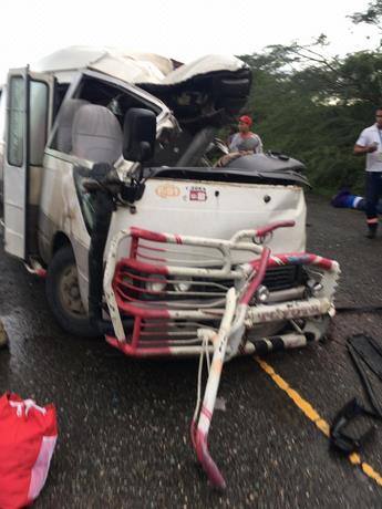 CHOQUE ENTRE PATANA Y AUTOBÚS en carretera Montecristi-Dajabón deja tres muertos y varios heridos de gravedad