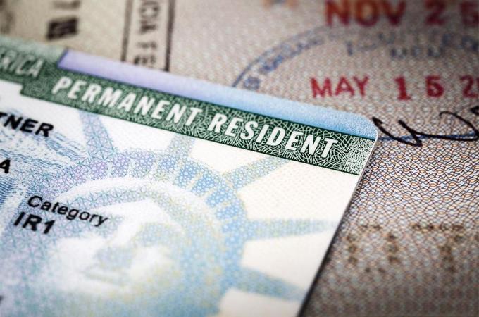 EEUU: Juez impide negar "green card" a inmigrantes pobres