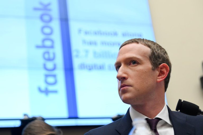 Tras el boicot de varias empresas, Facebook dio marcha atrás y anunció que incorporará advertencias ante los mensajes de odio
